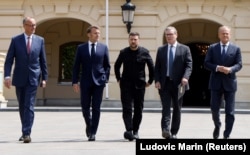 ვოლოდიმირ ზელენსკი (ცენტრში) "მსურველთა კოალიციის" ოთხი სახელმწიფოს ლიდერებთან ერთად: ფრიდრიხ მერცი, ემანუელ მაკრონი, კირ სტარმერი და დონალდ ტუსკი (მარცხნიდან მარჯვნივ). კიევი. 2025 წლის მაისი