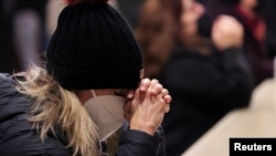 Ыйык Патрик соборунда сыйынып жаткан аял, Нью-Йорк шаары. 19-декабрь, 2021-жыл.