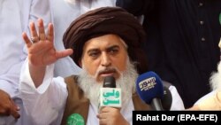 خادم حسین رضوي د نومبر پر ۱۹مه د تبې او سا بندۍ تر شکایت وروسته روغتون ته انتقال شو - د ارشیف انځور