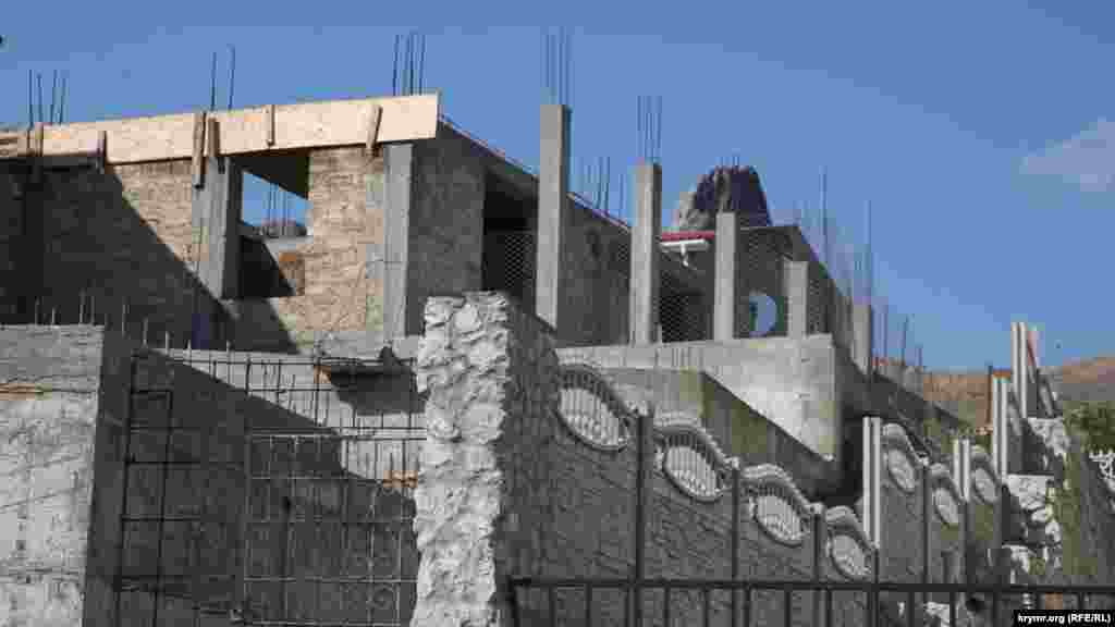 Селище розростається. То тут, то там триває будівництво нових туристичних об'єктів