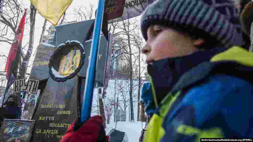Пам’ять загиблих ушанували хвилиною мовчання. Після цього пролунав Державний гімн України. Воїни почесної варти відсалютували зі стрілецької зброї і пройшли урочистим маршем біля пам’ятного хреста
