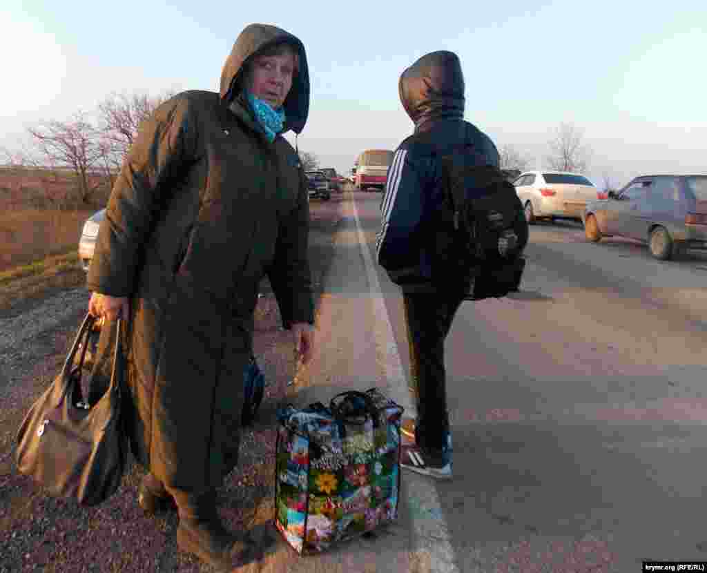 Люди, які перетнули «кордон» через Чонгар, в розгубленості - де обіцяні автобуси і підвіз до найближчого населеного пункту?