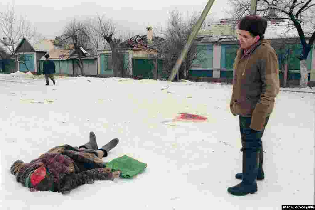 Ракетный обстрел настиг эту женщину на улице Грозного. Волонтеры из местных жителей и окрестных сел после бомбежек прочесывают улицы города. Если успевают, то вывозят тело до следующей бомбежки или захоранивают неподалеку. 24 января 1995 года.