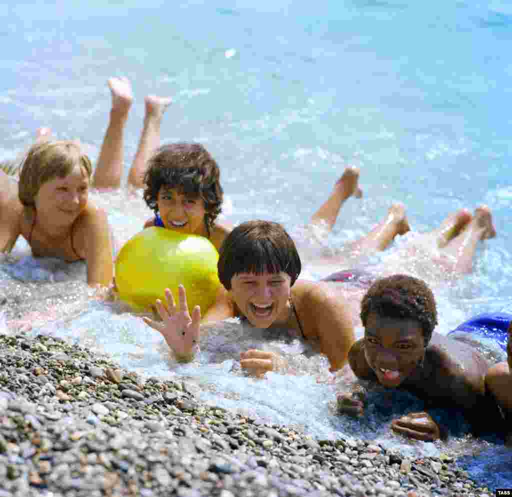 Во время празднования 75-летия «Артека» в 2000 году была вскрыта капсула с посланием пионеров 1960-х годов артековцам 2000 года. Послание подписали 1200 детей из всех республик СССР, уложили в капсулу и запаяли в металлическую ракету, которая в течение 40 лет хранилась на Костровой площади лагеря. На фото – дети загорают на берегу моря в «Артеке»