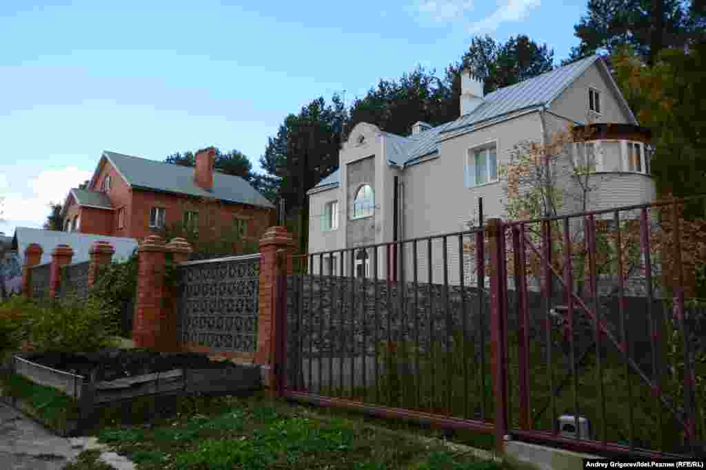 Новая Сосновка. В девяностые поселок был застроен впечатляющих размеров коттеджами 