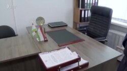 Курсии Иззат Амон дар маркази кумак ба муҳоҷирон холист Курсии Иззат Амон дар маркази кумак ба муҳоҷирон холист