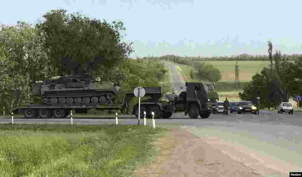 Грузовики перевозят военную технику через Матвеев Курган вблизи российско-украинской границы. В Минобороны РФ агентству Рейтер заявили, что не располагают комментариями на вопрос о целях переброски войск