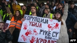 Studenti u blokadi drže transparent "Korupcija ubija" na protestu ispred zgrade Vrhovnog javnog tužilaštva u Beogradu, 25. decembra 2024.