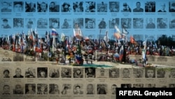 Фотоколлаж с использованием фотографий кладбища «Кальфа» в аннексированном Севастополе и базы данных «Груз 200», созданной редакцией Крым.Реалии