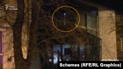 На третьому поверсі закладу горіло світло – попри те, що вікна були зашторені