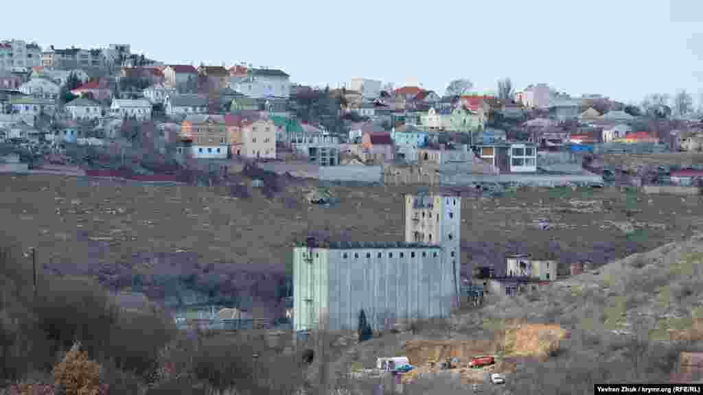 На цій же території розташований млинарський комбінат, побудований в 1959 році з розрахунку забезпечення борошном в кількості 300 тонн на добу Севастополя і Чорноморського флоту. У зв'язку із скороченням виробництва в 2003-2004 роки була зроблена спроба виробити модернізацію – встановити 100-тонний млин «Прокоп» (Чехія), було демонтовано устаткування. Проте засобів на реконструкцію не знайшлося, оскільки підприємство державне, відтоді комбінат простоює