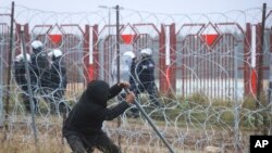 Раніше в прикордонній службі повідомляли, що за останню добу була 501 спроба нелегального проникнення з Білорусі до Польщі