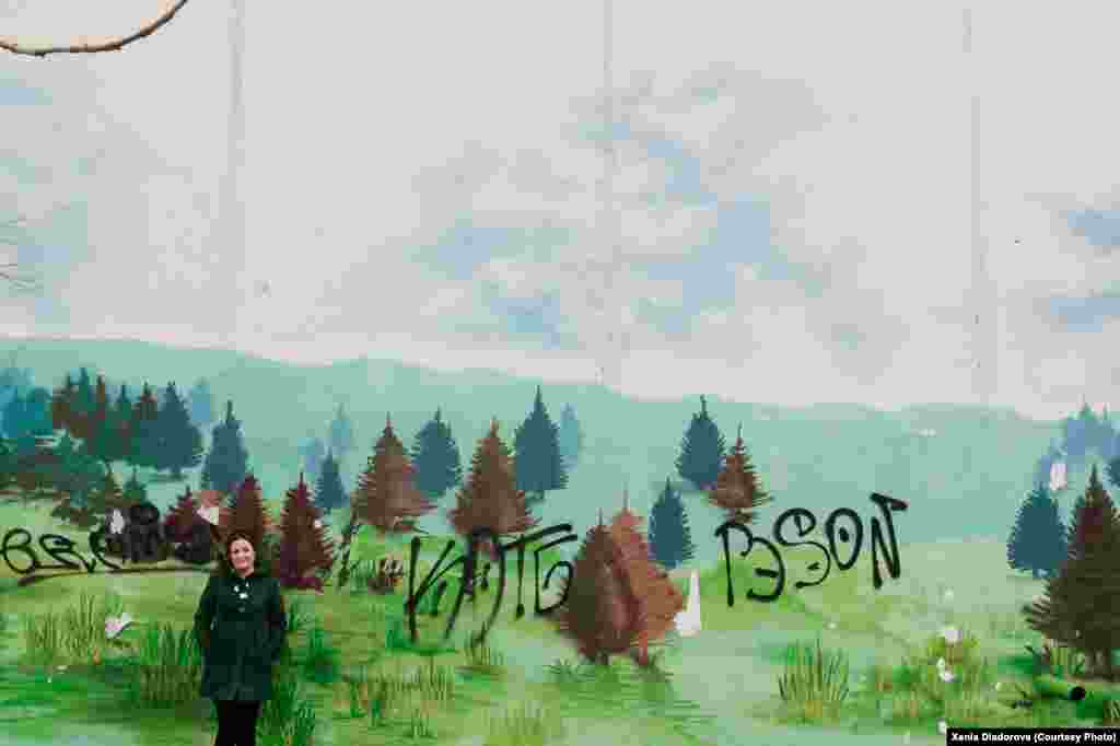 Олима, ки донишгоҳи Хоруғро хатм кардааст, пеши шавҳараш ба Маскав рафт ва дар  KFC ҳамчун кассир кор мекунад. "Ман барои он омадам, ки шавҳарам инҷост ва мехоҳам кӯдак кунам. Ҳар вақте ҳомила шудам, бармегардам."