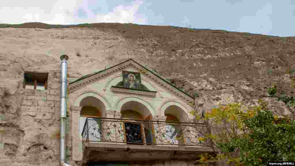 І зворотний вигляд – на прорубані у скелі віконця і балкончик церкви Святого Климента – з двору