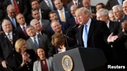Дональд Трамп поздравляет республиканцев с принятием закона о налоговой реформе, 20 декабря 2017 года