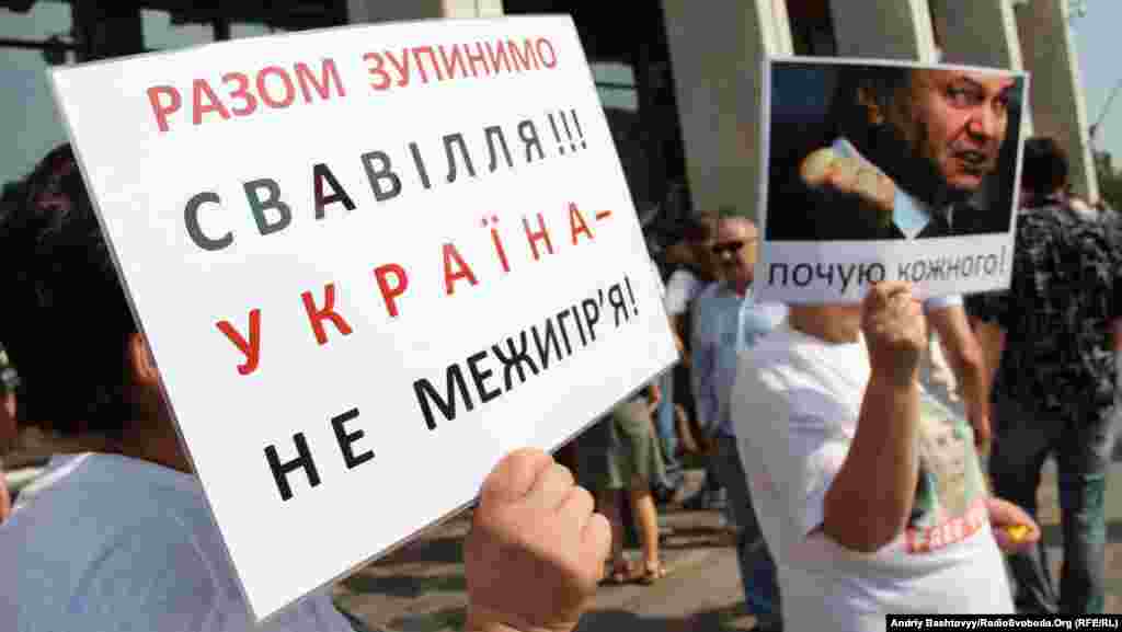 Другий день «Мовного майдану». На плакаті згадано і резиденцію Віктора Януковича «Межигір’я». Київ, 4 липня 2012 року