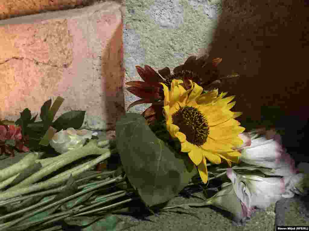 Srbijanka Stojić, penzionerka iz Beograda došla je da položi cveće na Terazijsku česmu. Za RSE je rekla da joj je omiljena pesma od Gabi Novak "Pamtim samo sretne dane". "To mi je i neki moto", kaže ona.