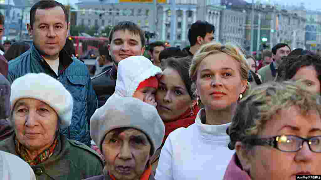 Камал театры каршында яңа сезон ачу тантанасы 