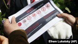 В Україні передбачена кримінальна відповідальність виготовлення та поширення комуністичної і нацистської символіки, а також пропаганду комуністичного і націонал-соціалістичного (нацистського) тоталітарних режимів