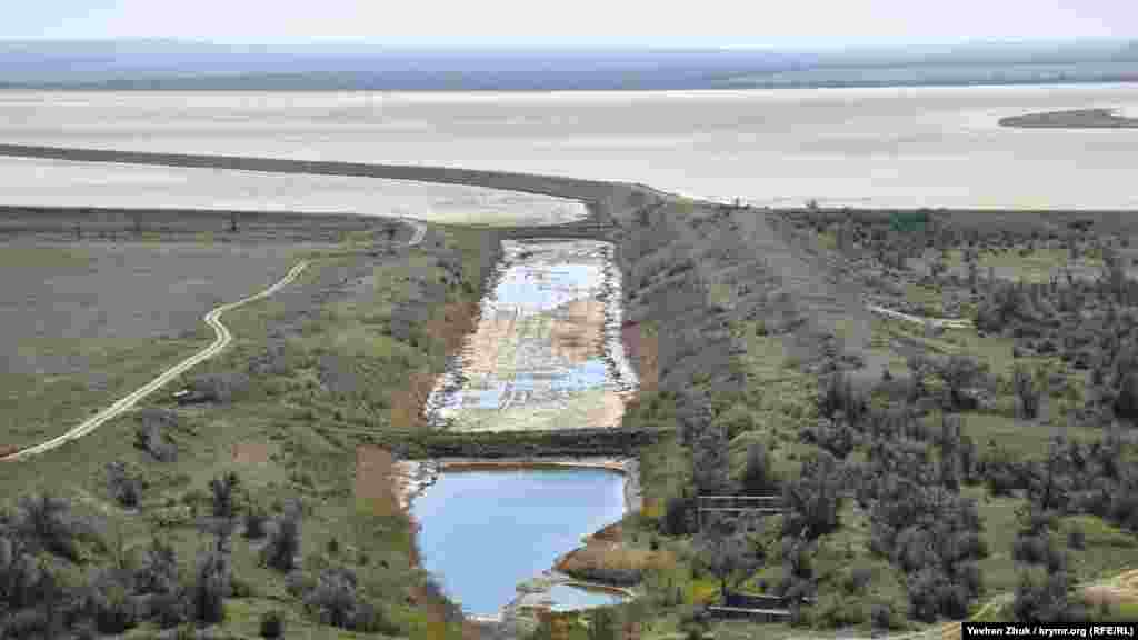 Шлюз для входу персоналу в гермозону – той ще квест. Щоб потрапити всередину, потрібно пройти імпровізованим містком зі старих дерев'яних дверей, прикріплених до двох металевих труб. Гермооболонка АЕС складається з двох частин, внутрішньої і зовнішньої. Зовнішня частина – 80 сантиметрів високоміцного бетону, внутрішня оболонка з товщиною бетону 120 сантиметрів вкрита сталевими листами