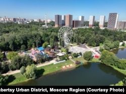 Situată la periferia estică a Moscovei, Liuberți are de mult timp reputația unei suburbii murdare, populată cu blocuri de apartamente din epoca sovietică și cunoscută pentru legendele cu bande din anii '90.