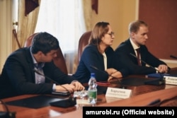 Зокрема, його можна помітити на зустрічі у кабінеті губернатора Амурської області Василя Орлова