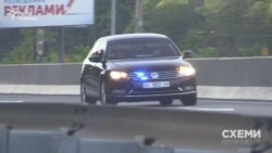 Перша автівка з президентського кортежу за допомогою проблискових маяків «розганяє» автомобілі, що їдуть повільніше