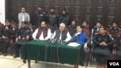 د خیبر پښتونخوا اعلا وزیر محمود خان له خاصه دار ځواک سره خبري غونډه کوي.