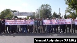 Supporters of detained oppostion leaders protest in the southern Kyrgyz city of Jalal-Abad on October 4.