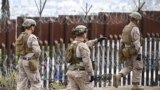 Американские морские пехотинцы на границе США и Мексики в городе Сан-Диего. На заднем плане мексиканский город Тихуана. Февраль 2025 года