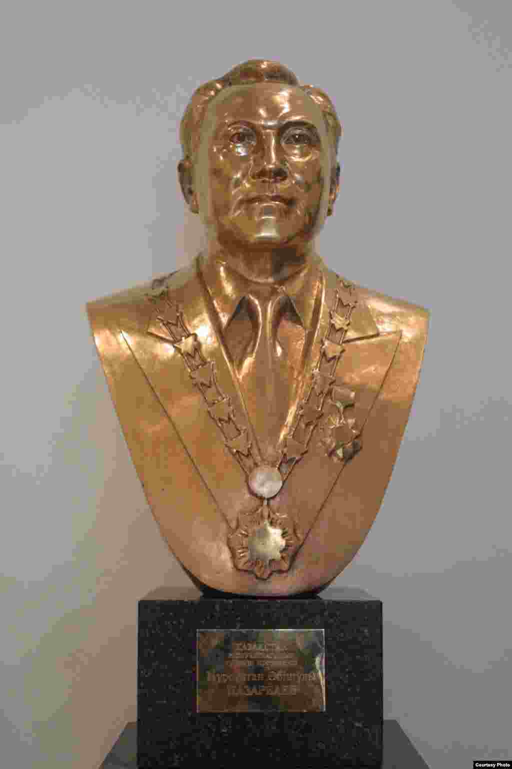 15 маи соли 2010 қонун дар бораи пешвои миллат интихоб шудани аввалин президенти Қазоқистон Назарбоев қабул гардид. Дар ин қонун омадааст, ки дашнома ва паҳн кардани маълумот дар бораи пешвои миллат дар ҳузури ом ҷарима ваё ҳабс то як сол таъин карда шуд, аммо агар ин кор ба воситаи ВАО анҷом шуда бошад то се сол равонаи зиндон карда мешавад. Дар акс пайкараи Назарбоев дар осорхонаи Донишгоҳи қазоқиву туркӣ. Соли  2002.