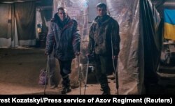 Раненые украинские военные на территории завода "Азовсталь"