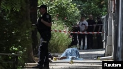 Tijelo bivšeg predsjednika ukrajinskog parlamenta Andrija Parubija leži na zemlji, Lviv, Ukrajina, 30. avgusta 2025.