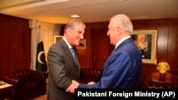 قریشي له طالبانو سره په خبرو کې د پرمختګ هرکلی کړی