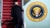 Президент США Дональд Трамп сідає на борт літака, 14 лютого 2025 року