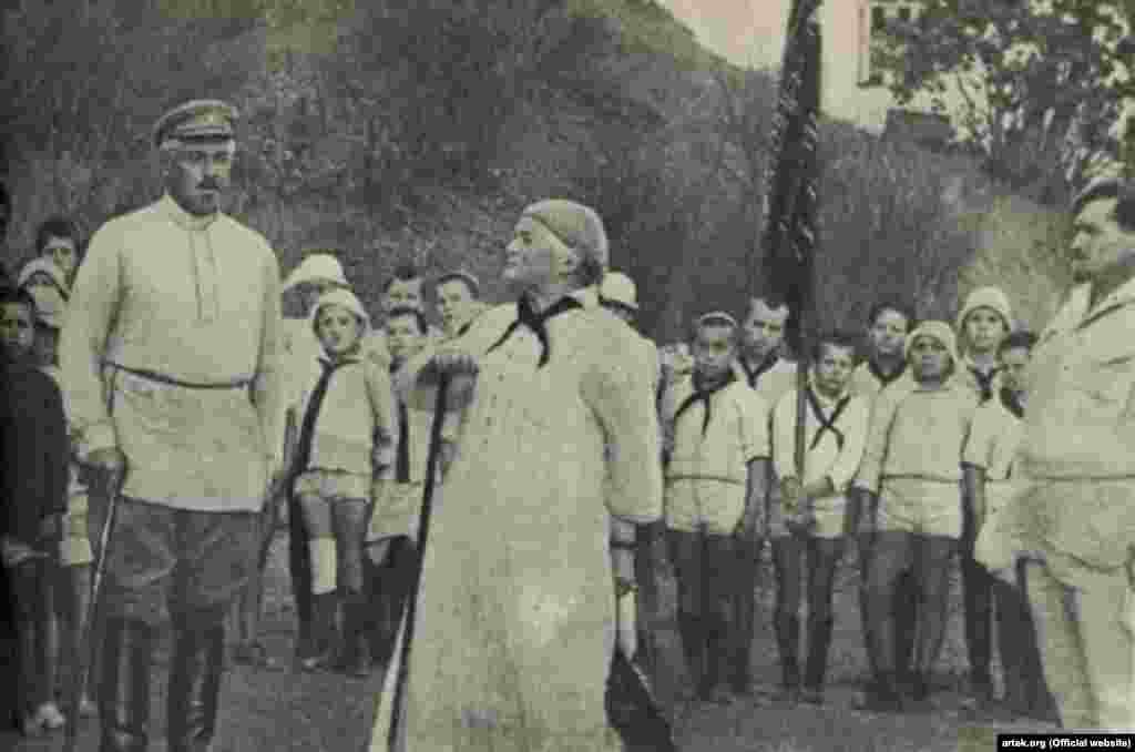 Летом 1925 года в лагерь приехала немецкая коммунистка Клара Цеткин. Чуть позже в издании «Пионерская правда» она напишет свои впечатления от посещения лагеря: «Я там была три раза и если бы мне не надо было уезжать, я посетила бы его не знаю сколько раз еще... Дети целый день на воздухе. Они едят на воздухе под деревянным навесом; пища обильна и вкусна» На фото – Клара Цеткин во время летнего визита в лагерь