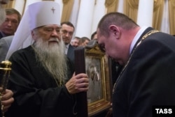 Зліва направо: Іоанникій (Кобзєв), митрополит Луганський і Алчевський Української православної церкви (Московського патріархату), та Ігор Плотницький, ватажок угруповання «ЛНР», що визнане в Україні терористичним. Окупований Луганськ, 4 листопада 2014 року