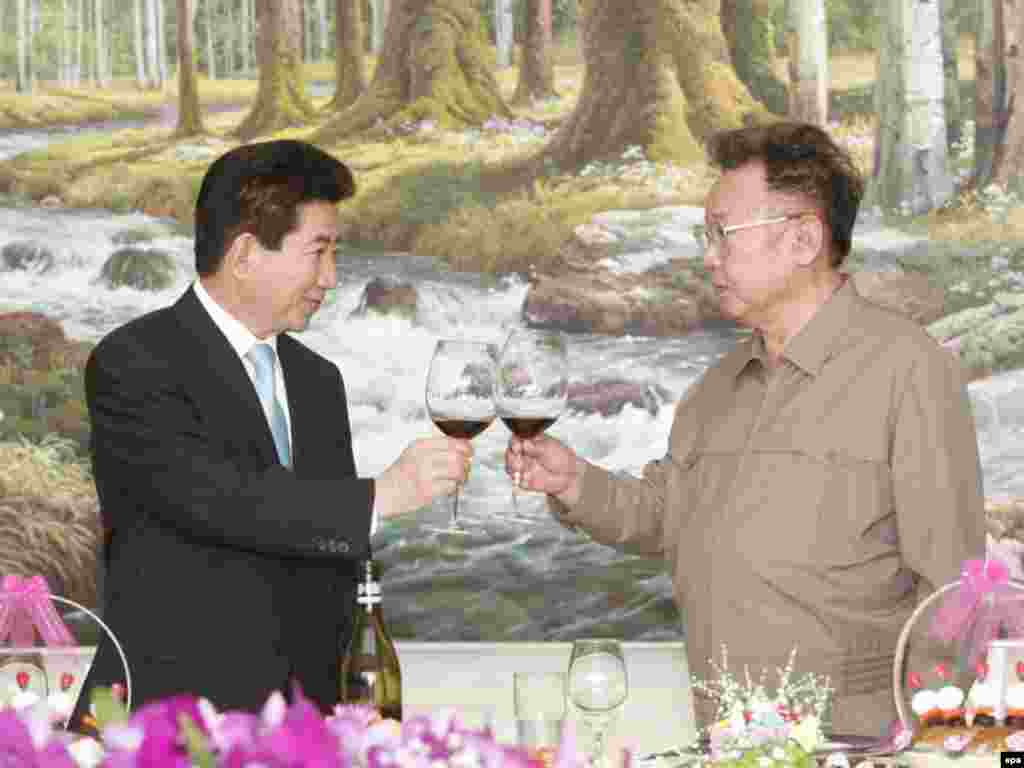 South Korean President Roh Moo-hyun (left) and North Korea's Kim pose after the signing of a joint declaration on peace and closer economic cooperation at the conclusion of the inter-Korean Summit in  Pyongyang in October 2007.