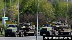 Військові України перевозять трофейні російські танки. Дніпропетровщина, квітень 2022 року