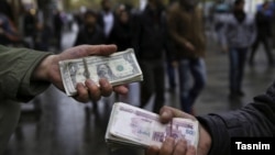 وال استریت جورنال مینویسد بسیاری از مردم عراق تصمیم اخیر وزارت خزانهداری و بانک مرکزی آمریکا (فدرال رزرو) را «مسئول» وخامت بیشتر اوضاع اقتصادی کشور خود میدانند