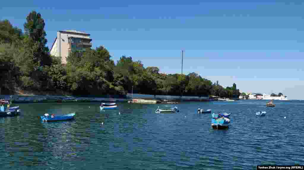 Рибальські човни «припарковані» в бухті