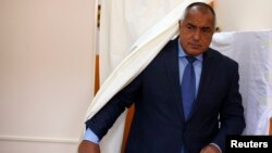 Лидер партии ГЕРБ, бывший и, видимо, будущий премьер Болгарии Бойко Борисов на избирательном участке