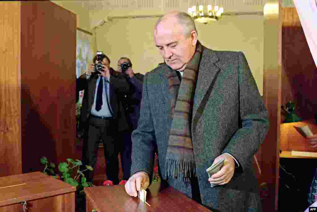 Горбачёв ҳангоми раъйдиҳӣ дар ҳамапурсӣ. 17-уми марти соли 1991, Маскав 