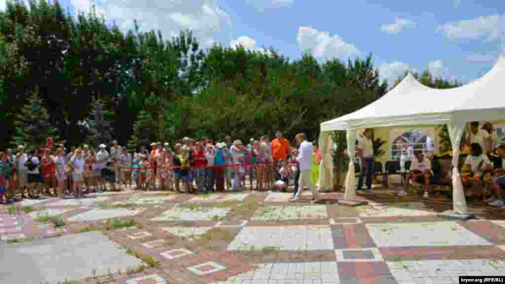 На площади возле кафе «Белый лев» в парке «Тайган» установили шатер специально для Филиппа Киркорова и его свиты