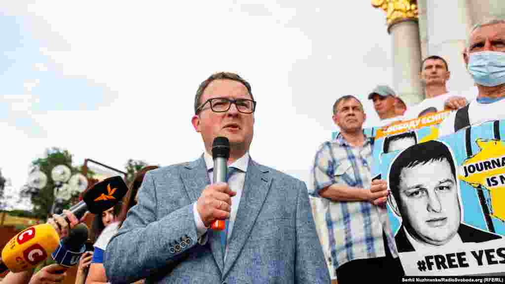 Представник президента України в АРК Антон Кориневич, виступаючи на акції сказав: «Для нас дуже важливо висловити слова підтримки Владиславу і його сім'ї. Те, що відбувається в Криму, коли будь-яка сім'я може прокинутися о 4-5 ранку від початку обшуку в їхньому будинку – це жахливо. І не вписується в жодні процесуальні норми. У свою чергу, можу вас запевнити, що проблема українських політв'язнів для нас – на першому місці. І наші люди в російських в'язницях – не просто цифри. Ми знаємо і працюємо над цією проблемою»
