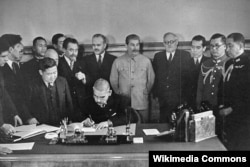 Міністр закордонних справ Японії Мацуока Йосуке підписує пакт про ненапад між Японією та СРСР. На задньому плані – Йосиф Сталін, який порушить цей пакт через чотири роки. Москва, 13 квітня 1941 року