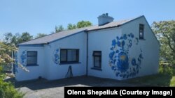 Біженка розмалювала столітній будинок в Ірландії орнаментом з петриківським розписом