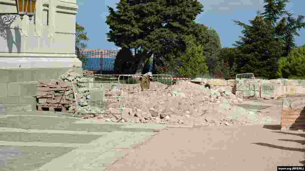 Біля стін Свято-Володимирського кафедрального собору, що на території музею-заповідника, співробітники «Херсонеса Таврійського» почали розкопки