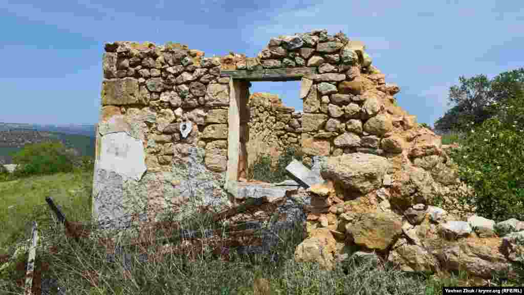 В Оборонному зустрічаються такі руїни – цьому будинку понад 100 років