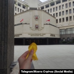 Желтая лента – символ украинского движения сопротивления – у здания российского парламента Крыма в Симферополе